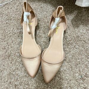 Lulus block heel. Champagne color, Brand new,never worn. Size 7.